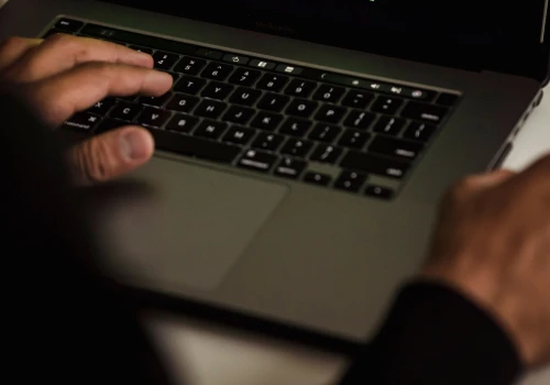 HalluSquatting: nowy atak zamienia halucynacje AI w kanał dystrybucji botnetów
