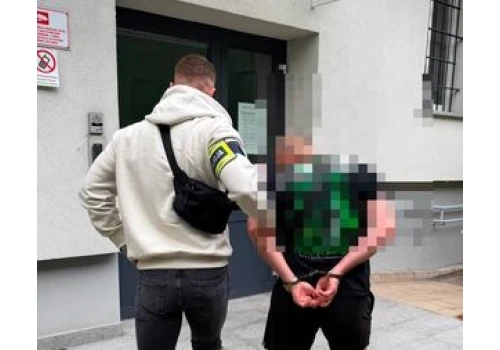 Skakał po dachu cudzego auta, zniszczył karoserię. 28-latek z zarzutem