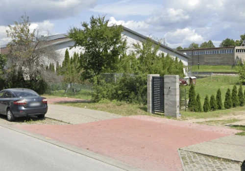 Tragiczne odkrycie. Zwłoki mężczyzny w zaroślach obok marketu