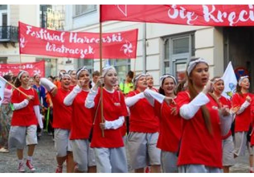 53. Międzynarodowy Harcerski Festiwal Kultury Młodzieży Szkolnej w Kielcach zaczął się kolorowym korowodem i przekazaniem kluczy do miasta