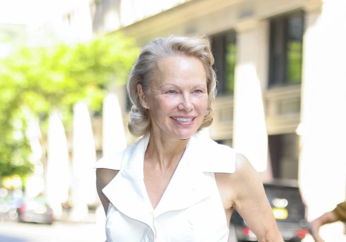 Pamela Anderson pokazuje, jak nosić białą sukienkę i masełkową żółć latem 2025