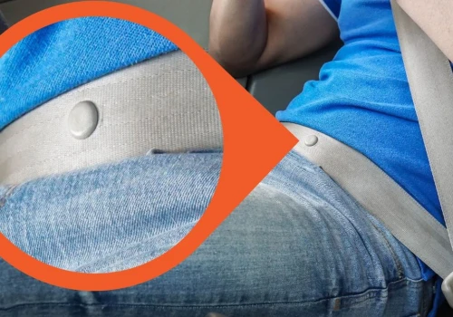 Ten guzik na pasie bezpieczeństwa ma ważną funkcję. Wielu nie wie