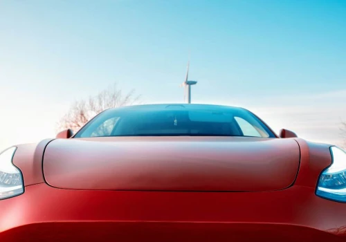 Spała, gdy Tesla jechała 100 km/h. W aucie było dwoje dzieci. Szokujące nagranie obiegło internet
