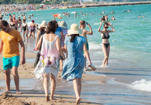 Piasek, tatuaże i alkohol. Nietypowe zakazy plażowe, które słono kosztują