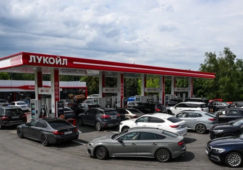 Kryzys paliwowy w Rosji. Urzędnicy i nauczyciele ruszają na pomoc kierowcom