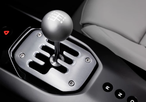 Ferrari 12Cilindri Manuale – powrót manualnej skrzyni z kultową dźwignią i trzema pedałami