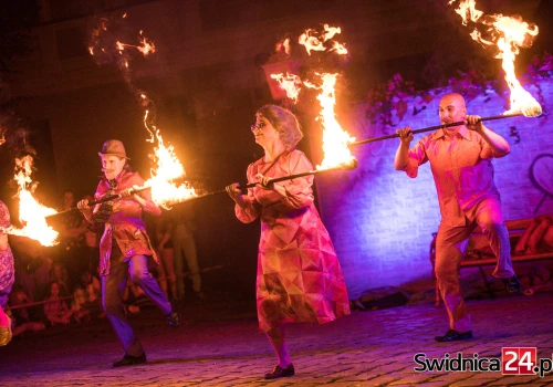 Cyrkowe akrobacje, ogień i fajerwerki. W Świdnicy trwa 28. Festiwal Teatru Otwartego