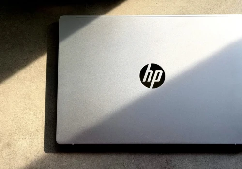 Recenzja HP OmniBook 5. Nie udaje maszyny do wszystkiego i za to można go polubić