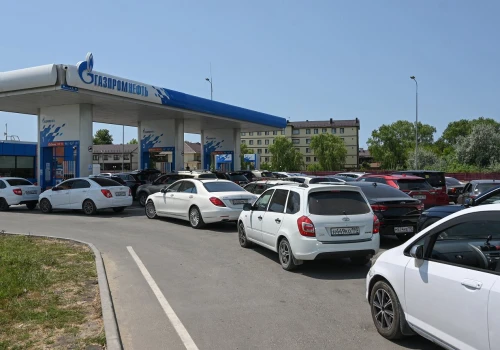 Nauczyciele i urzędnicy w Rosji ściągani z urlopów do pilnowania stacji paliw. W zamian: herbata i kawa