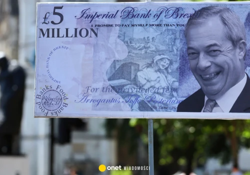 Jego konkurent nosi na głowie kosz na śmieci, ale to Nigel Farage zrobił z siebie pośmiewisko