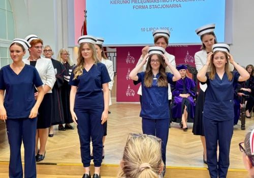 Nowe pielęgniarki, pielęgniarze i położne gotowi do pracy