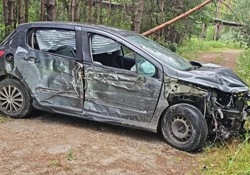 Pijany kierowca uderzył w słup i próbował uciec. 41-latek chciał zmylić policjantów