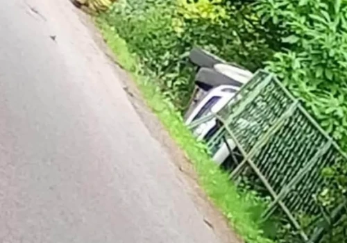 Samochód wypadł z drogi i wpadł do rowu ze strumieniem. Groźne zdarzenie w Lubiechowej