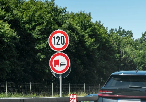 Auto nie pojedzie szybciej, niż pozwalają znaki. Wyciekł plan KE na 2030 r.