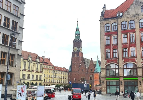 Wrocław: parkowanie będzie dużo droższe. Od 2027 roku stawki powiązane z…. płacą minimalną