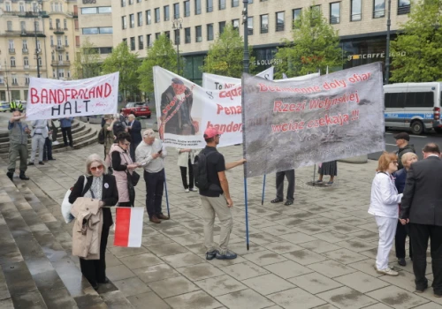 W rocznicę zbrodni wołyńskiej rządzący mówią o pamięci o ofiarach. Zełenski znów przypomina o wspólnym wrogu: Rosji
