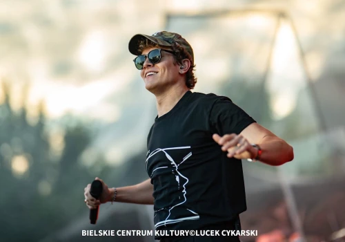 Emocje wystrzeliły w górę! Koncert Oskara Cymsa przyciągnął tłumy | ZDJĘCIA