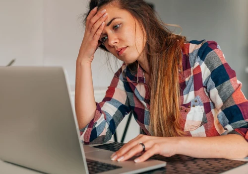 Pracodawcy wplatają go w rozmowę. Zetki odbierają jako obraźliwy. Kontrowersyjna emotikona