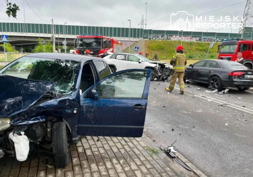 Skoda, Toyota i Audi zderzyły się na skrzyżowaniu. Jedna osoba w szpitalu.