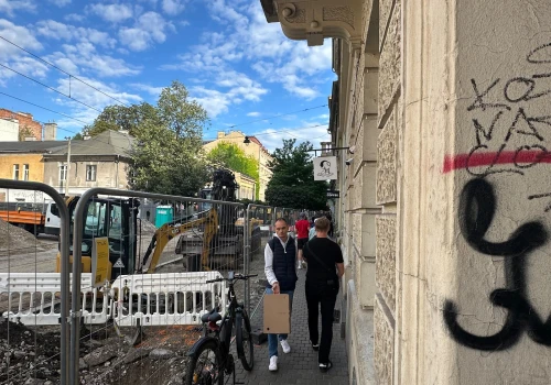 Remont ul. Karmelickiej. Wąskie przejścia blokują rowerzyści i dostawcy jedzenia (Galeria)
