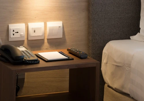 Tych rzeczy w hotelu lepiej nie dotykać. Pilot to dopiero początek