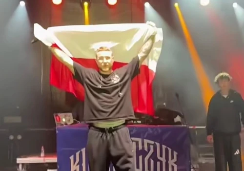 Raper przerwał koncert i oddał hołd ofiarom Wołynia. Minuta ciszy, hymn i polska flaga na scenie