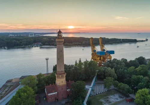 Najwyższa na świecie ceglana latarnia morska. Znajdziemy ją w Polsce