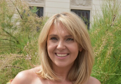Jeden fason, trzy stylizacje. Ewa Wachowicz udowadnia, że to letni hit