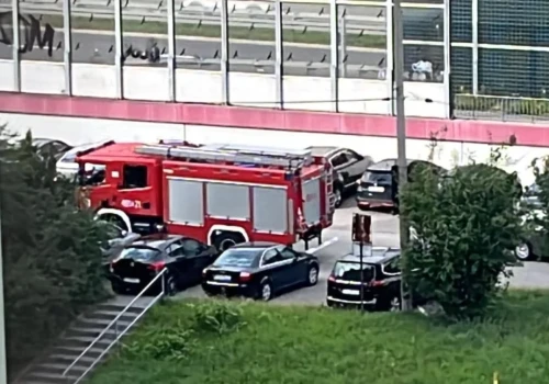 Pilna akcja służb na Leopoldzie. Strażacy badają nieznaną substancję