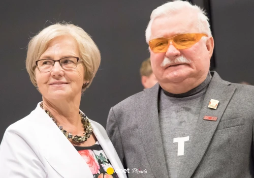 Lech Wałęsa pokazał się z żoną. Razem zapozowali na uroczystości
