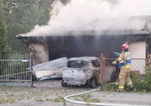 Pożar elektryka pod fotowoltaiką. Trudna akcja strażaków w Krupskim Młynie