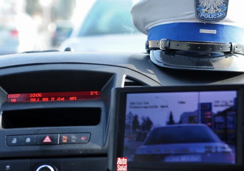 Jeśli policjant zaprasza na film do radiowozu, koniecznie się zgódź. Na to zwróć uwagę