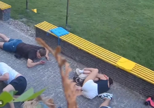 Ludzie rzucili się na ziemię, kobieta osłoniła dziewczynkę. Nagle rozległ się potężny huk