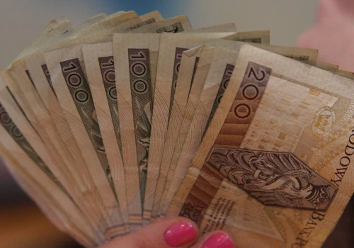 Tym osobom przysługuje dodatkowe 215,84 zł co miesiąc. Nie obowiązuje żaden próg dochodowy