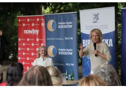 Aktorka Maria Pakulnis opowiedziała o swojej książce w Letnich Ogrodach Literackich w Parku Jedności Polonii z Macierzą