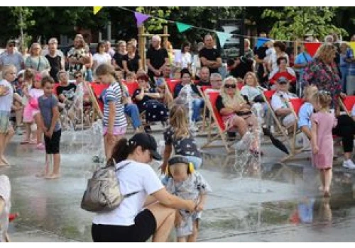 Tłumy przyszły na muzyczny wieczór i potańcówkę na rynek w Osiecznej. Ależ był klimat.