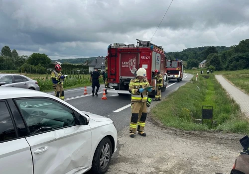 Zderzenie samochodu osobowego z motocyklem typu cross. Dwie osoby zostały poszkodowane