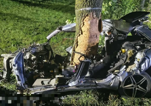 Zmiażdżone auto na drzewie. Kierowca zginął na miejscu