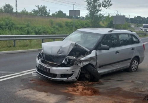 Gnaszyn. Kierowca zasnął za kierownicą i wjechał w barierki!