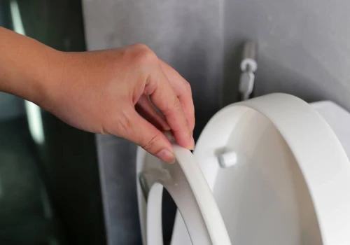 Wrzuć do toalety na noc. Kamień i żółte zacieki znikną