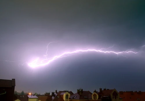 Więcej stopni, mniej widzialności. Po porannych mgłach nadciągną burze