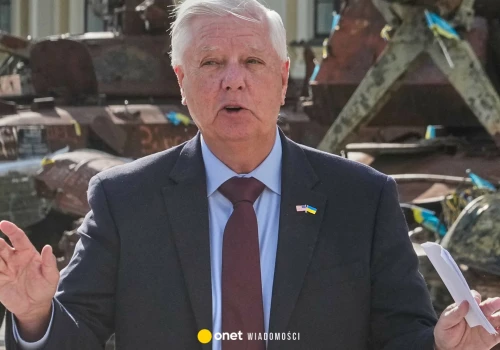 Był twarzą twardej polityki wobec Kremla. Po jego śmierci kluczowy pakiet sankcji wobec Rosji może utknąć w Kongresie