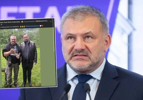Żurek pozuje z siekierą. Takie zdjęcie... w przeddzień rocznicy 