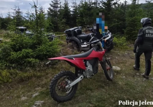 Elektrycznymi motocyklami enduro jeździli po lasach w Kowarach