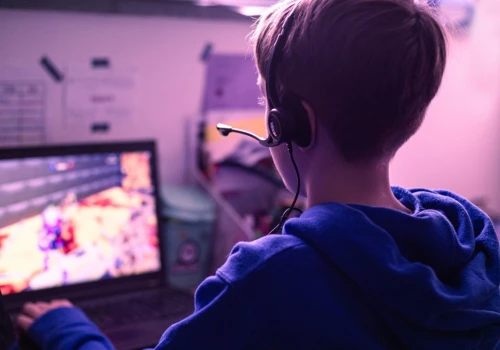 Dwóch influencerów z YouTube'a z zarzutami. Wywierali presję na dzieci