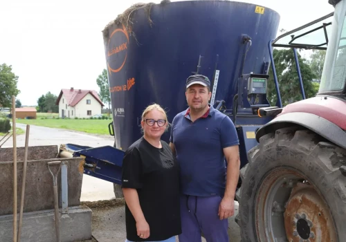Wąska obora nie dawała szans na normalne żywienie TMR. Pomogła taśma za 100 tys. zł