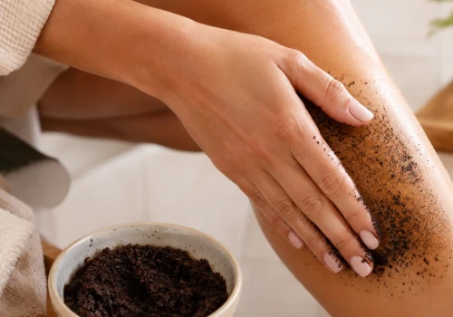 Peeling z kawy na cellulit? Kofeina tak nie działa, fusy mają inną zaletę