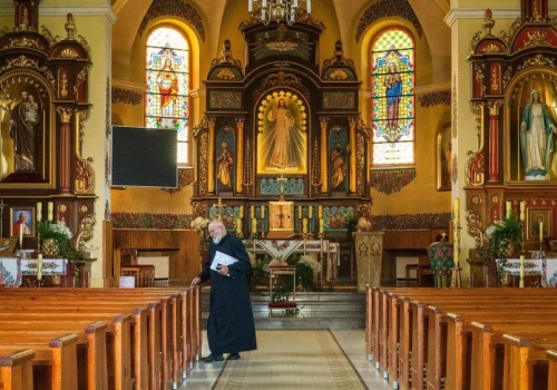 MEN wyjaśnia, co stało się z katechetami po redukcji religii. To kościół decydował, kogo zatrudnić