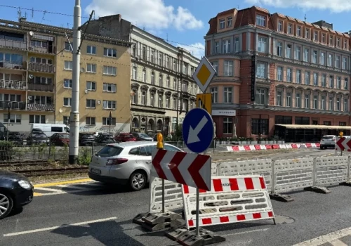 Zamknęli Kazimierza Wielkiego, bo mieli stawiać dźwig. Dźwigu nie ma, są korki