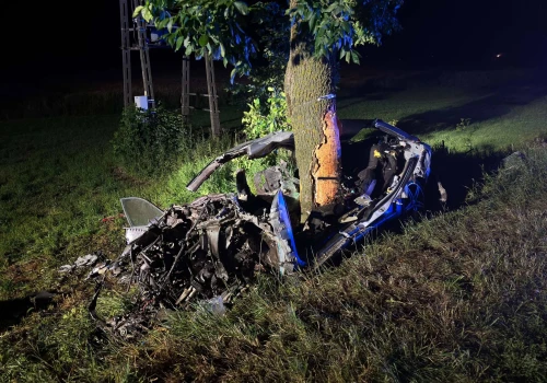 Osobówka wbiła się w drzewo. Kierowca nie miał szans